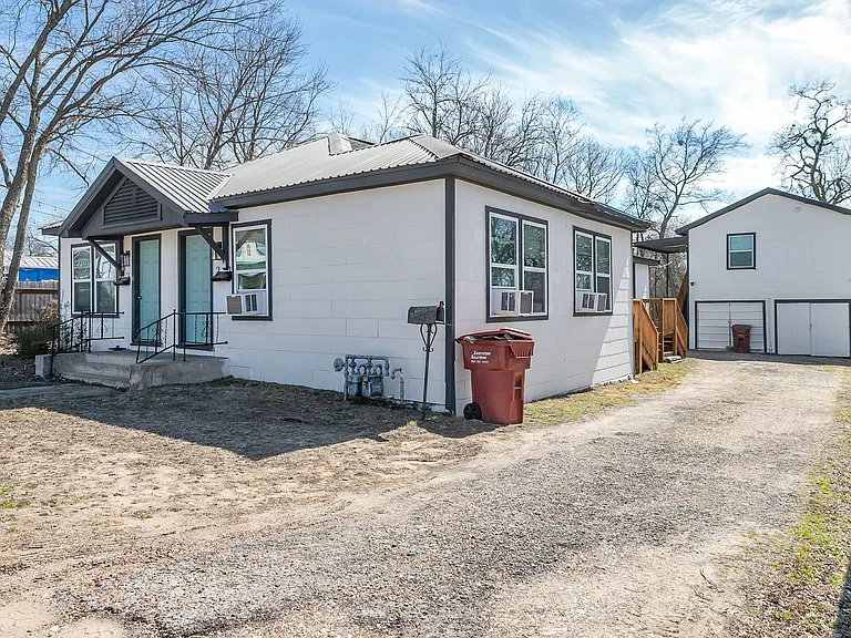 709 W Sam Rayburn Dr #E — Photo 8