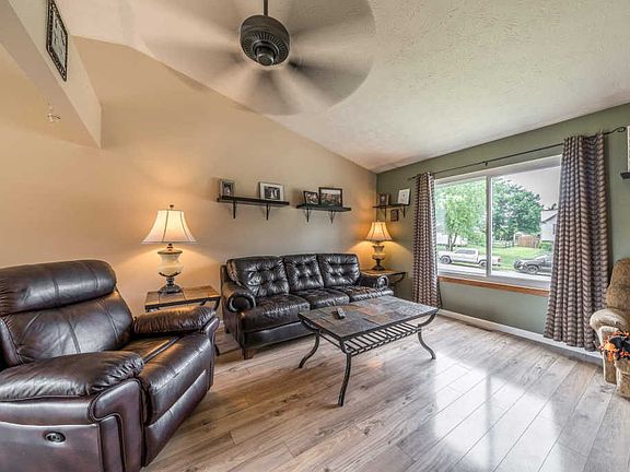 3rd image of 8 N Cedarwood Ct