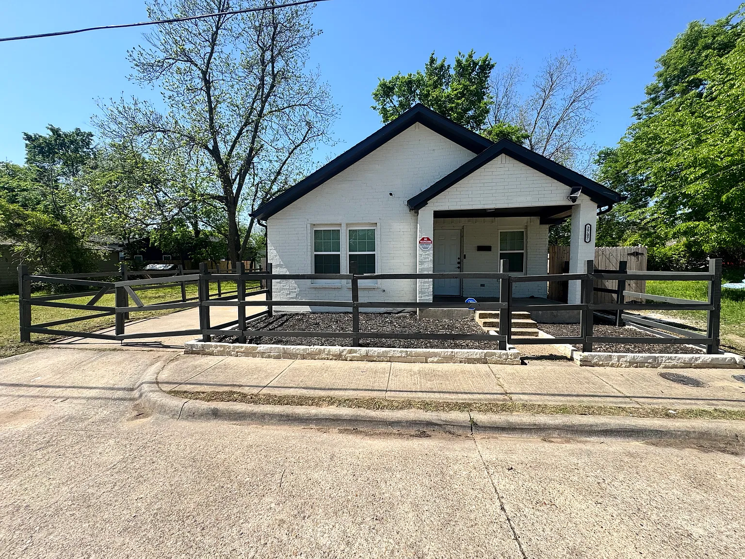 3 bed, 1290 sqft, $2,100 — Photo 2