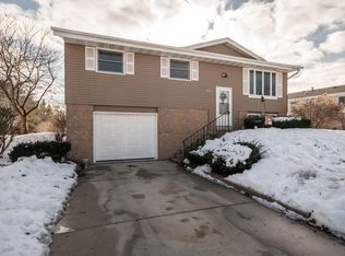 2215 Wellington Dr, West Bend, WI 53090