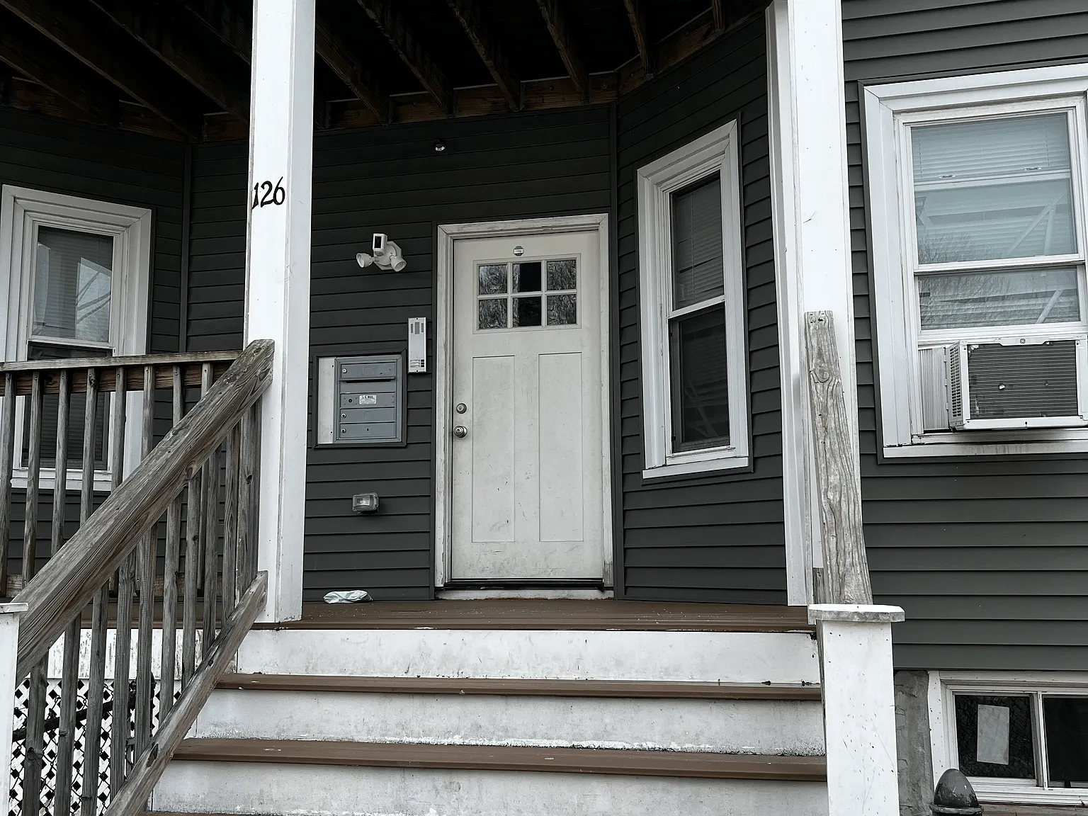 3 bed, 1.0 bath, 1400 sqft, $3,000 — Photo 2