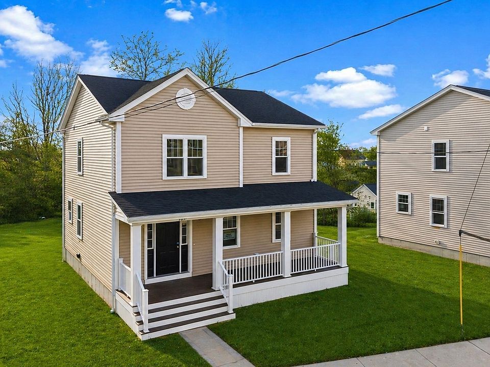 1st image of 989 Bay St