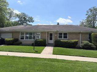 320 N Main St, Mount Prospect, IL 60056