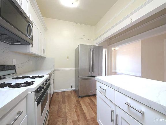 2nd image of 2471 Lombard St #1