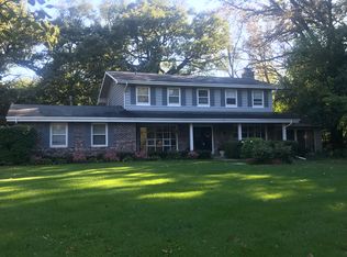 101 Woodland Dr, Lake Barrington, IL