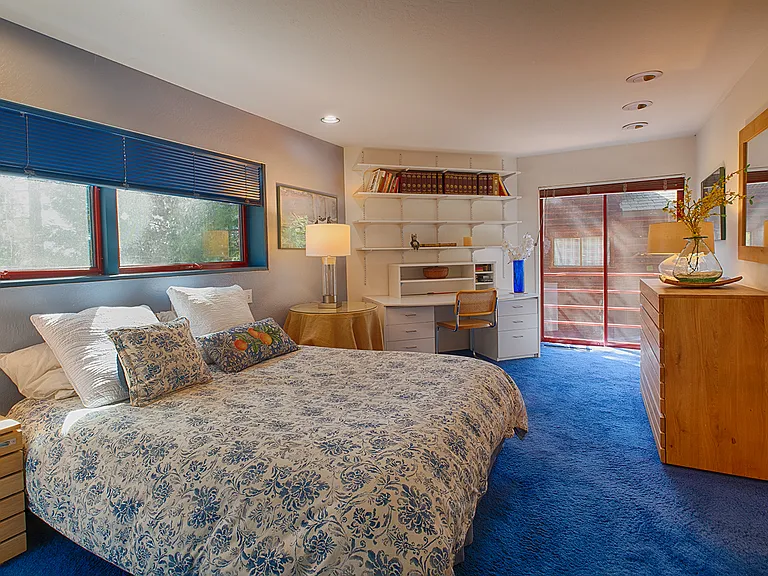 Downstairs west bedroom (Queen)