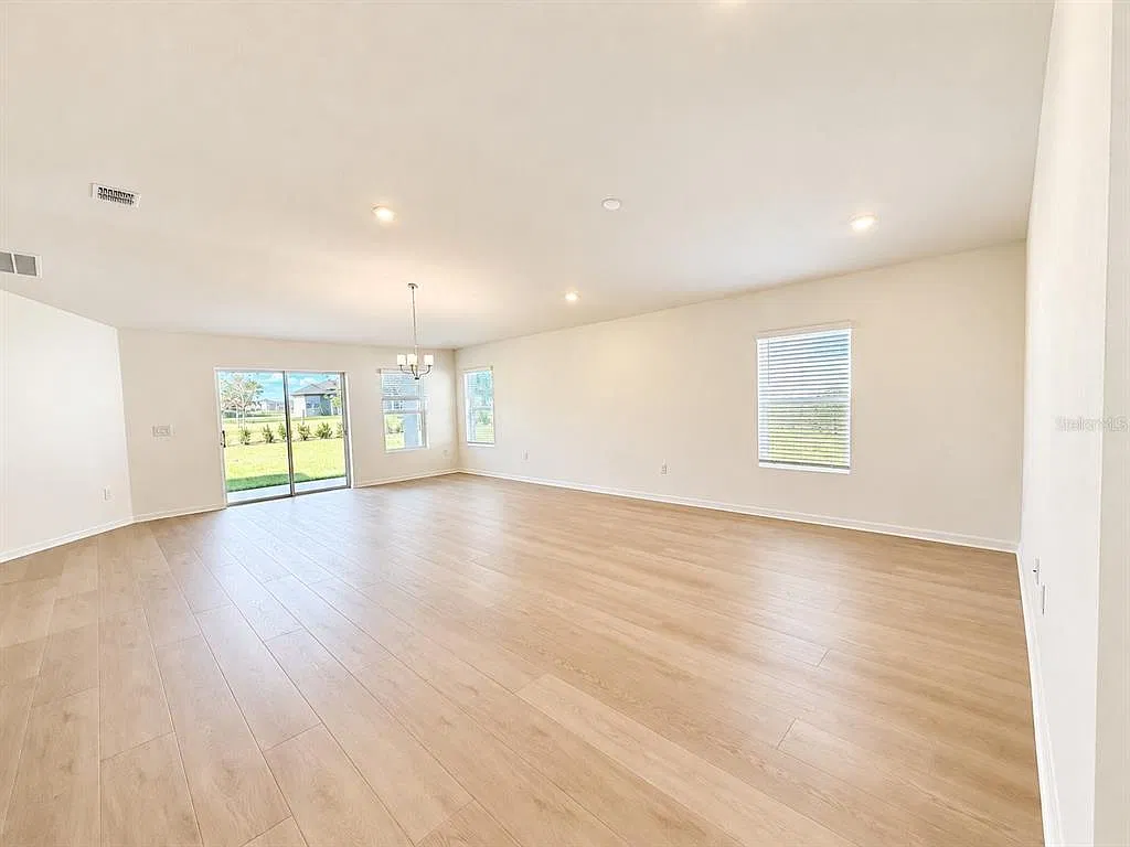 4 bed, 2.0 bath, 1984 sqft, $2,550 — Photo 3