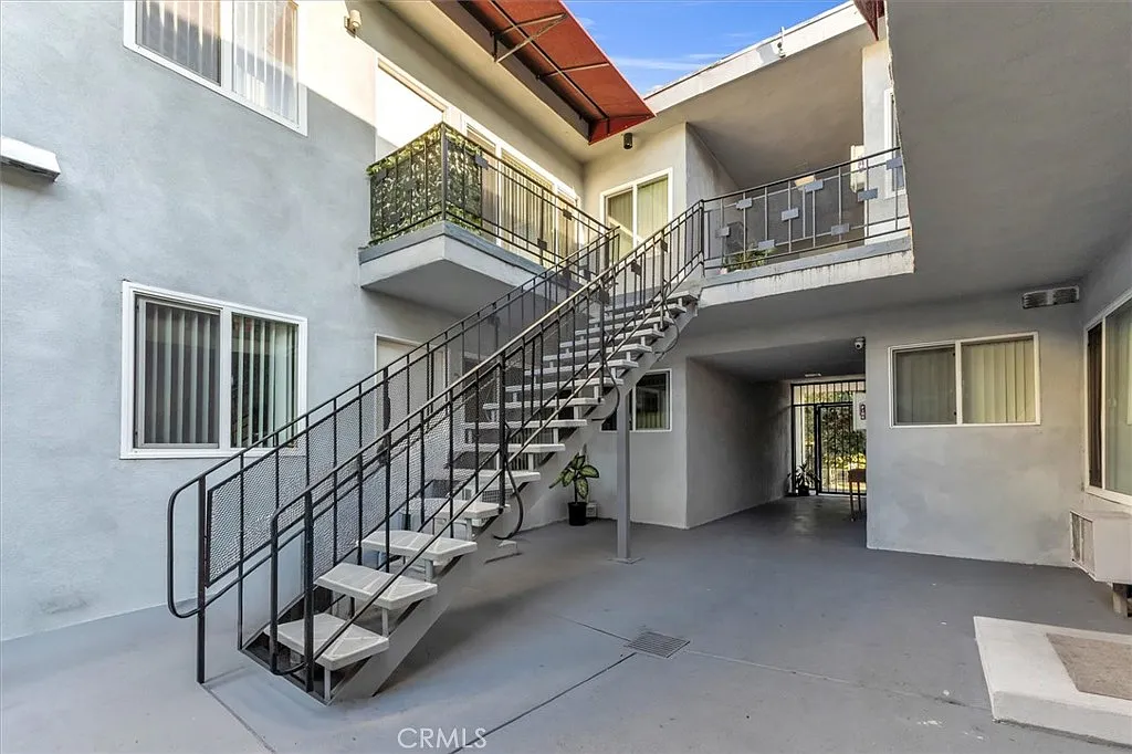 1 bed, 930 sqft, $1,975 — Photo 2