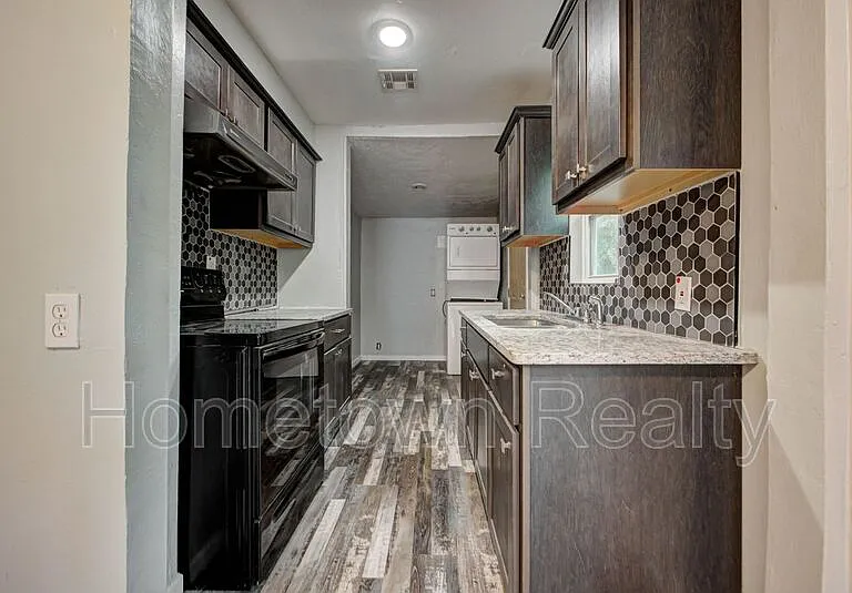1801 E Madison St — Photo 16