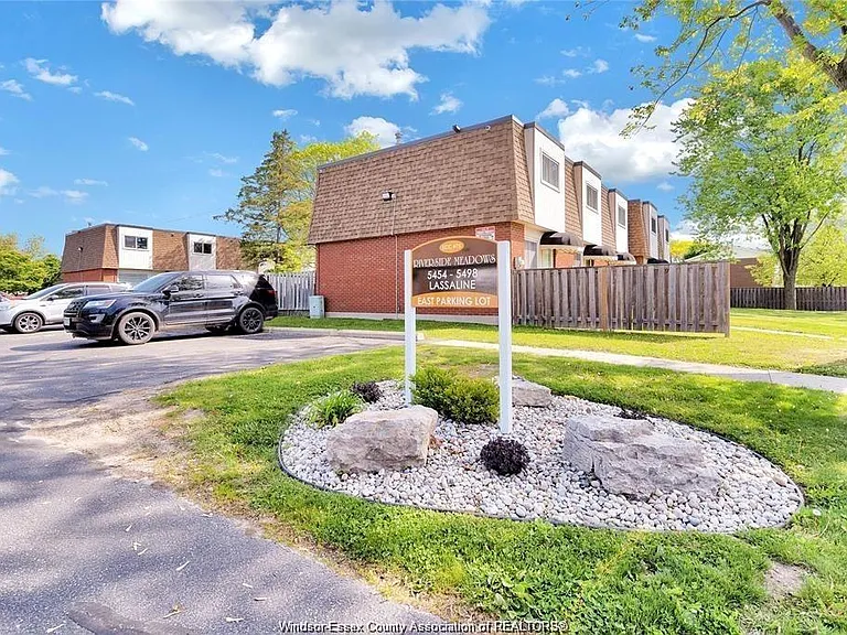 5468 Lassaline Ave — Photo 22