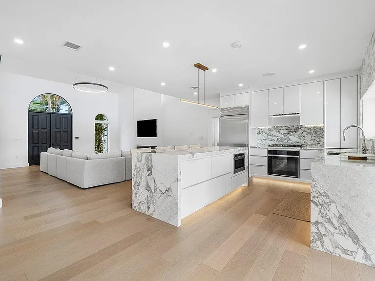 1366 SW 4th Ct — Photo 11