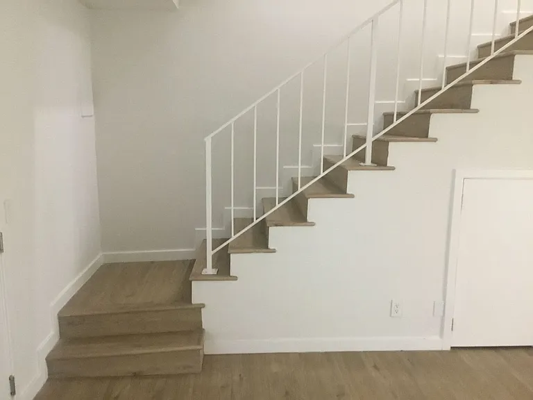 COMPLETELY REMODELED TOWNHOUSE FOR RENT — Photo 18
