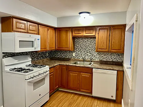 225 Danforth St #3L Photo 1