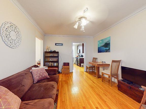 3rd image of 7644 N Greenview Ave APT 1E