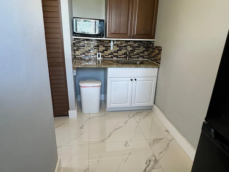 921 N 19th Ave #9 — Photo 6