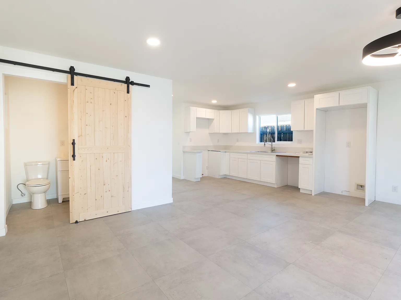 2 bed, 800 sqft, $1,800 — Photo 1