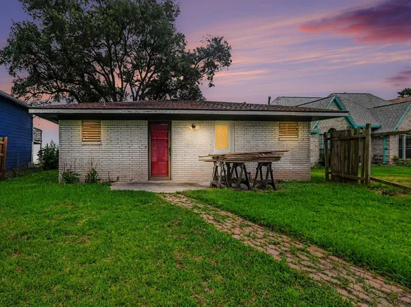 10518 Ocean Dr, Beach City, TX 77523