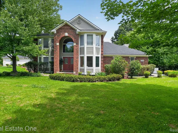 9610 Forest Ridge Dr, Clarkston, MI 48348