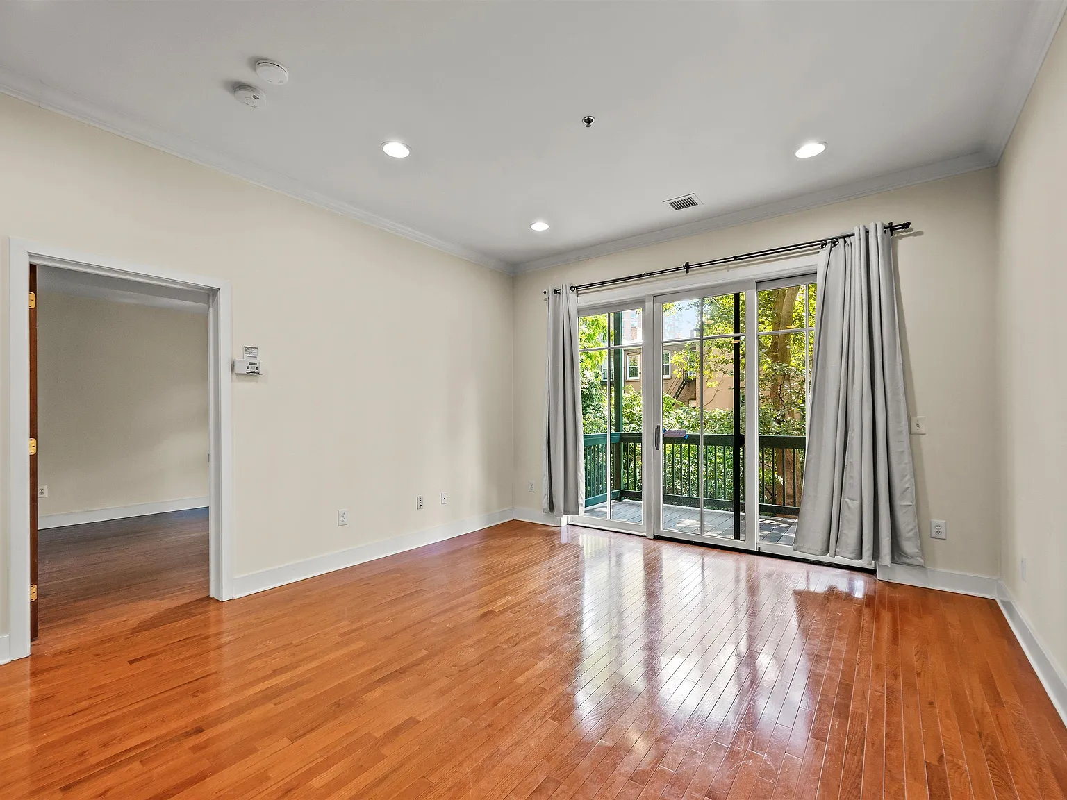 1 bed, 1.0 bath, 733 sqft, $3,600 — Photo 2