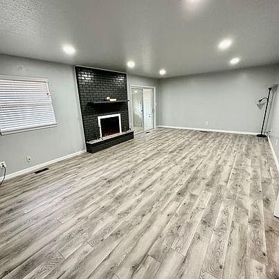 3rd image of 3215 Oakwood Dr