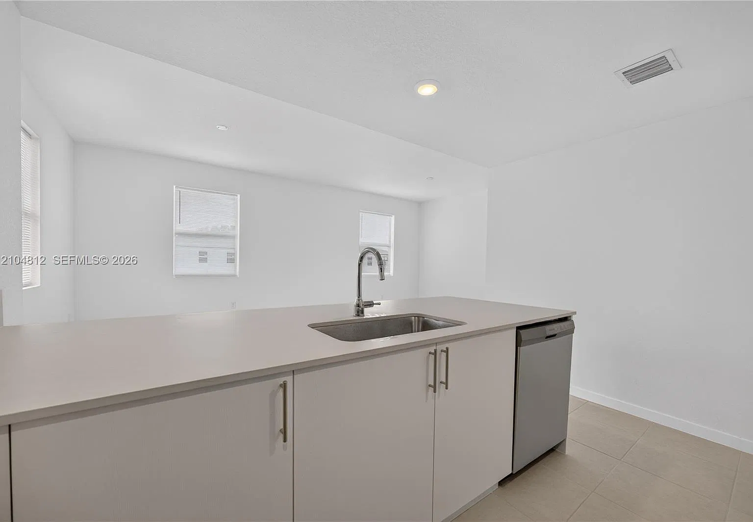 3 bed, 3.5 bath, 1600 sqft, $3,000 — Photo 2