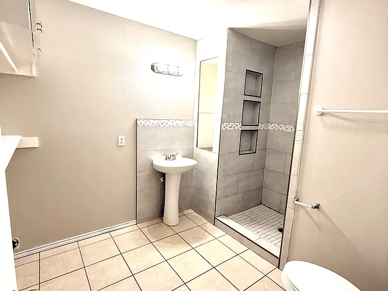 2314 La Feria Rd #B — Photo 4