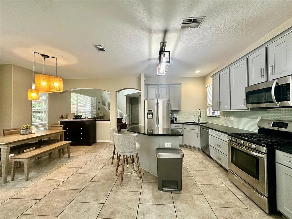 4 bed, 2.5 bath, 2293 sqft, $3,900 — Photo 3