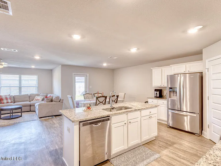 6476 Eastland Cir — Photo 10