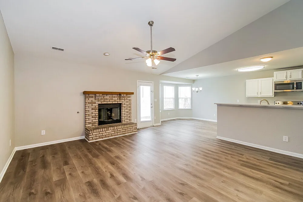3 bed, 2.0 bath, 1380 sqft, $2,320 — Photo 3