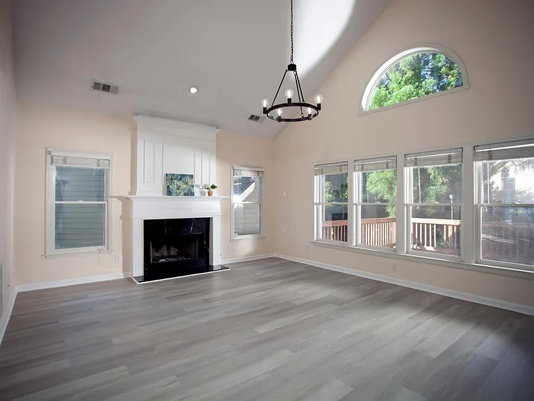 3373 Hunters Point Rd SE — Photo 3