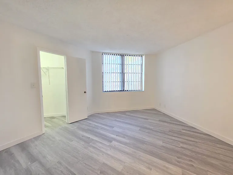 210 Lake Pointe Dr #304 — Photo 5