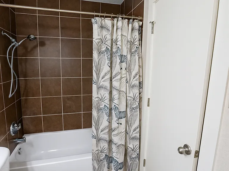 1302 Danbury Sq #A — Photo 28