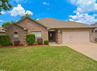 33 W Point Dr, Maumelle, AR 72113