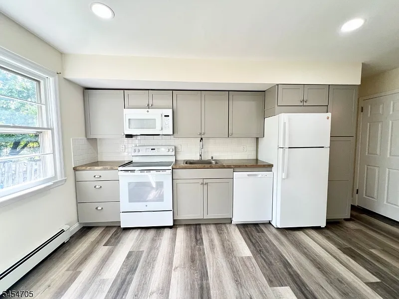 3 bed, 1.5 bath, $3,200 — Photo 1