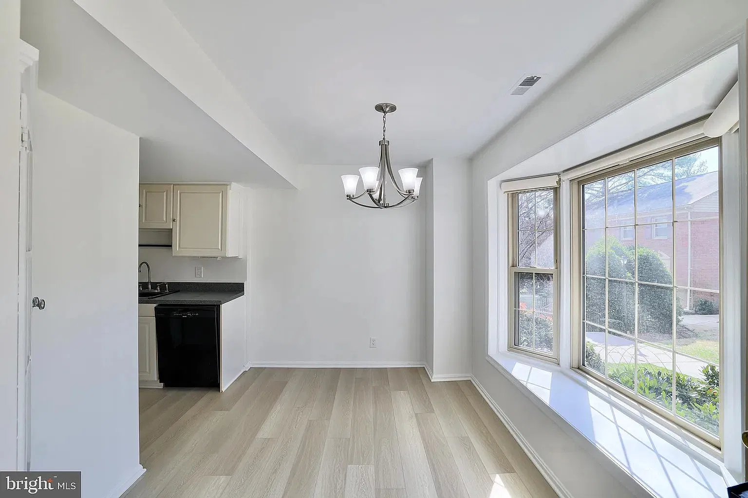 4 bed, 2.5 bath, 2100 sqft, $3,250 — Photo 4