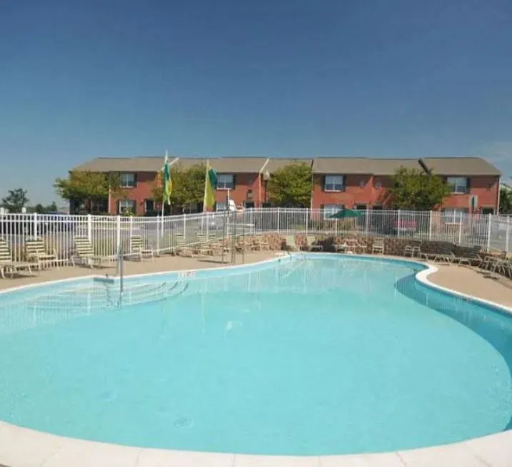 Crescent Pointe Townhomes — Photo 2