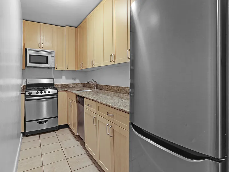 210 W 89th St #3B — Photo 6