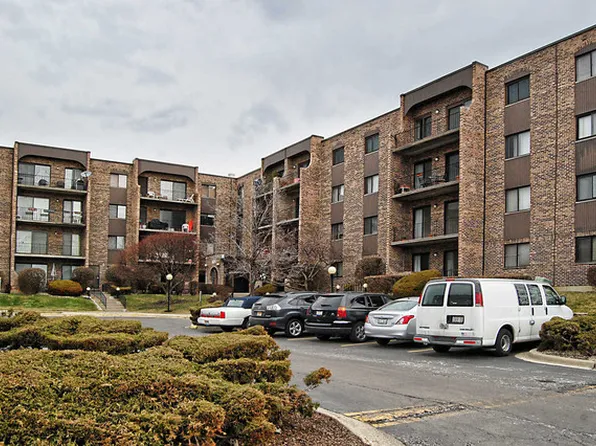 601 W Huntington Commons Rd #3, Mount Prospect, IL 60056