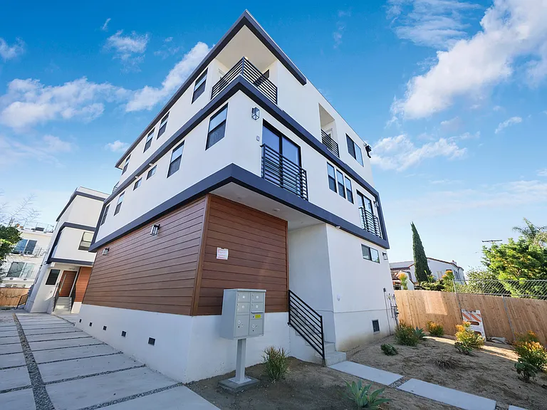 1858 S Redondo Blvd #5/6 — Photo 1