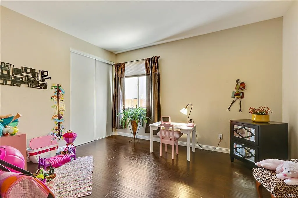 945 E Deerfield Street — Photo 3