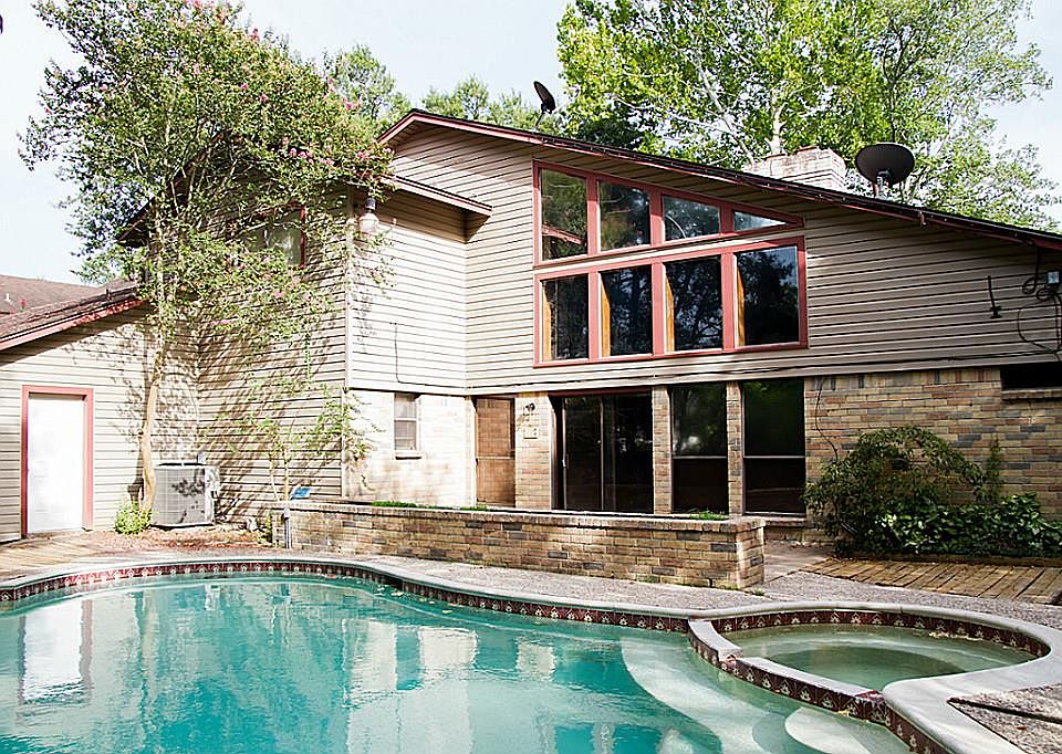 1st image of 304 Pin Oak Dr