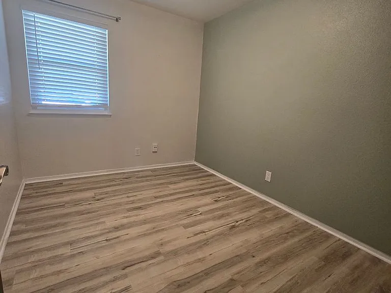 1012 Michelle Ct — Photo 12