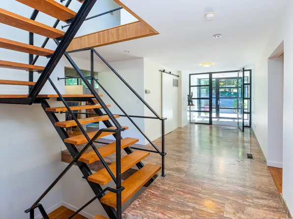 712 Ladd Road image 23 of 32