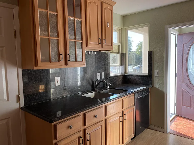 954 Colusa Ave — Photo 9