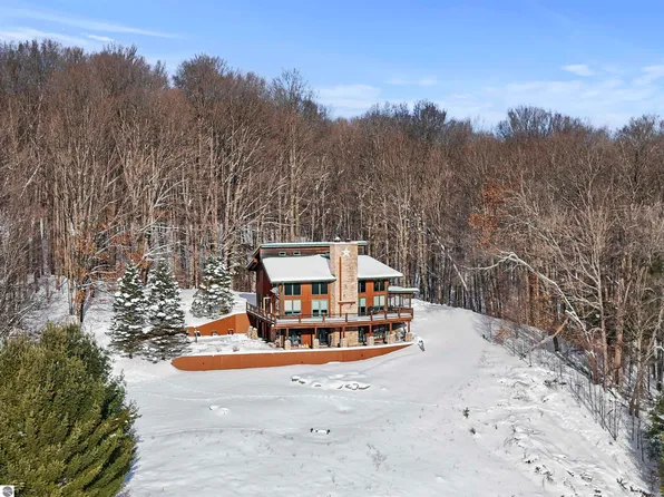 8356 W 38th Rd, Cadillac, MI 49601