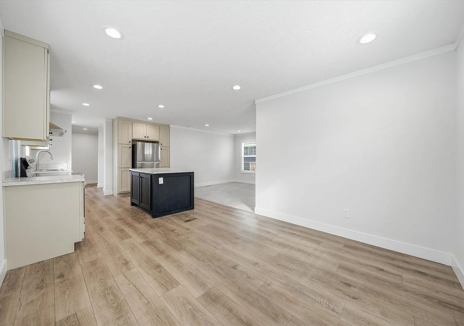 3 Bed / 2 Bath Home In Hickory For Rent Pet Friendly! Unit 2 — Photo 4
