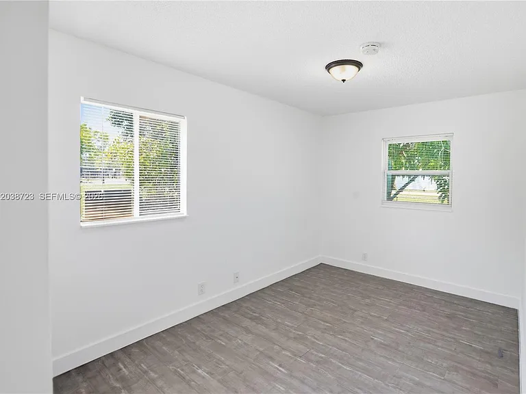 921 NW 5th Ave — Photo 14