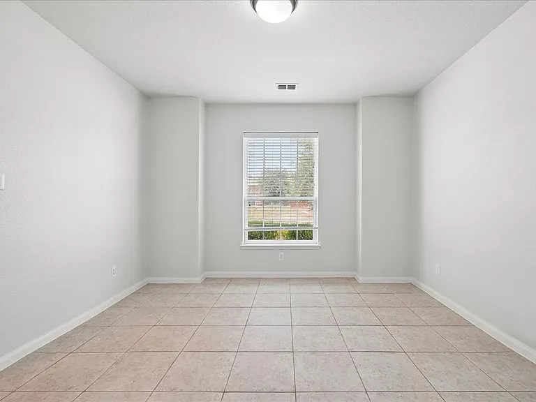 411 Winchester Dr — Photo 4