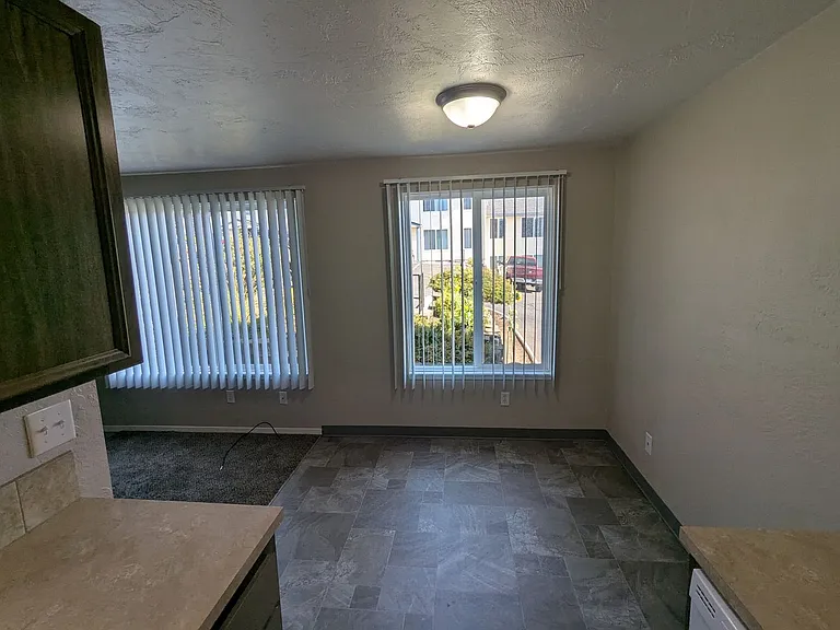 Apartment in West Salem near banks, shopping areas, bus lines, and downtown! ~ Colonial — Photo 71
