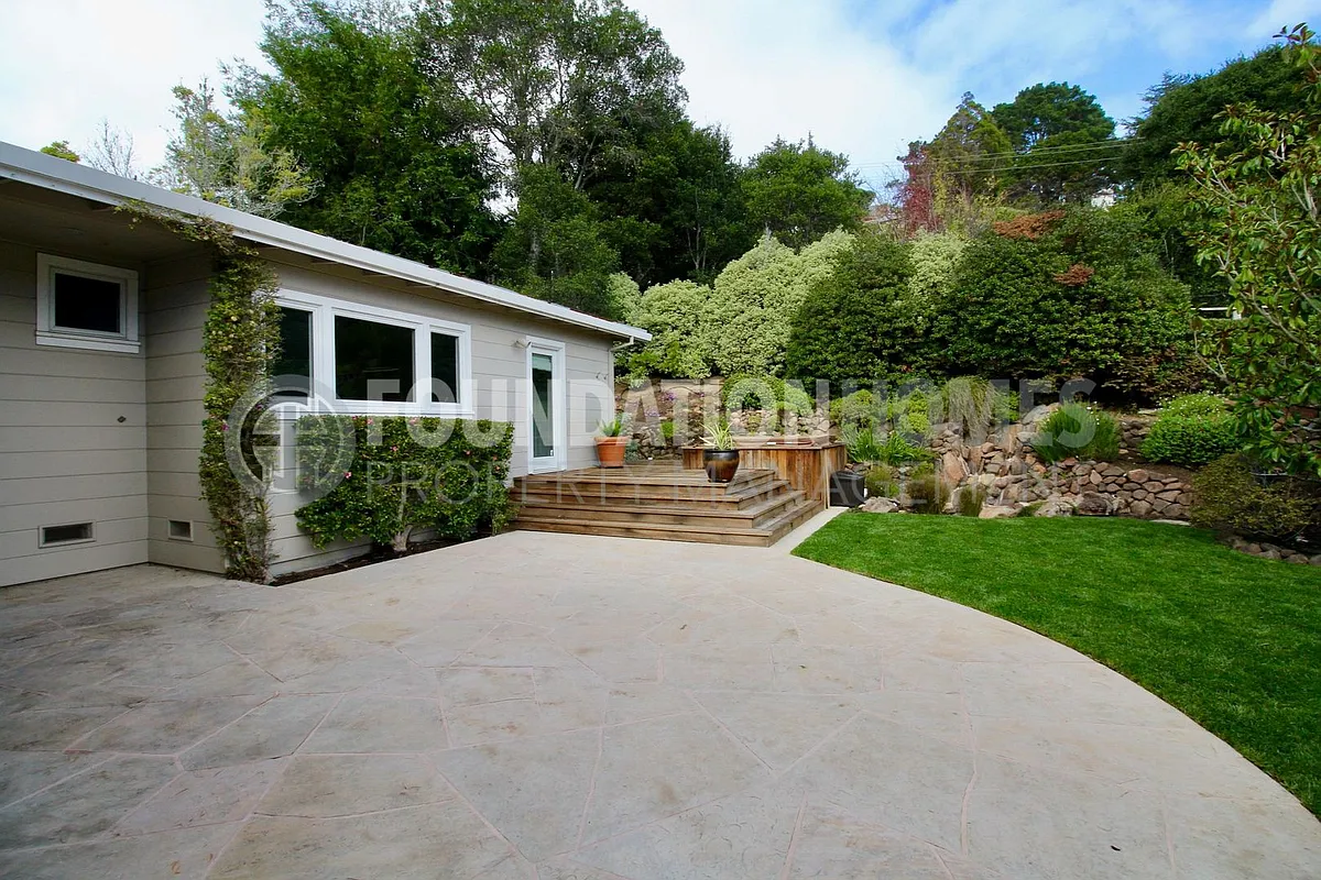 Building Photo - 133 Tiburon Blvd
